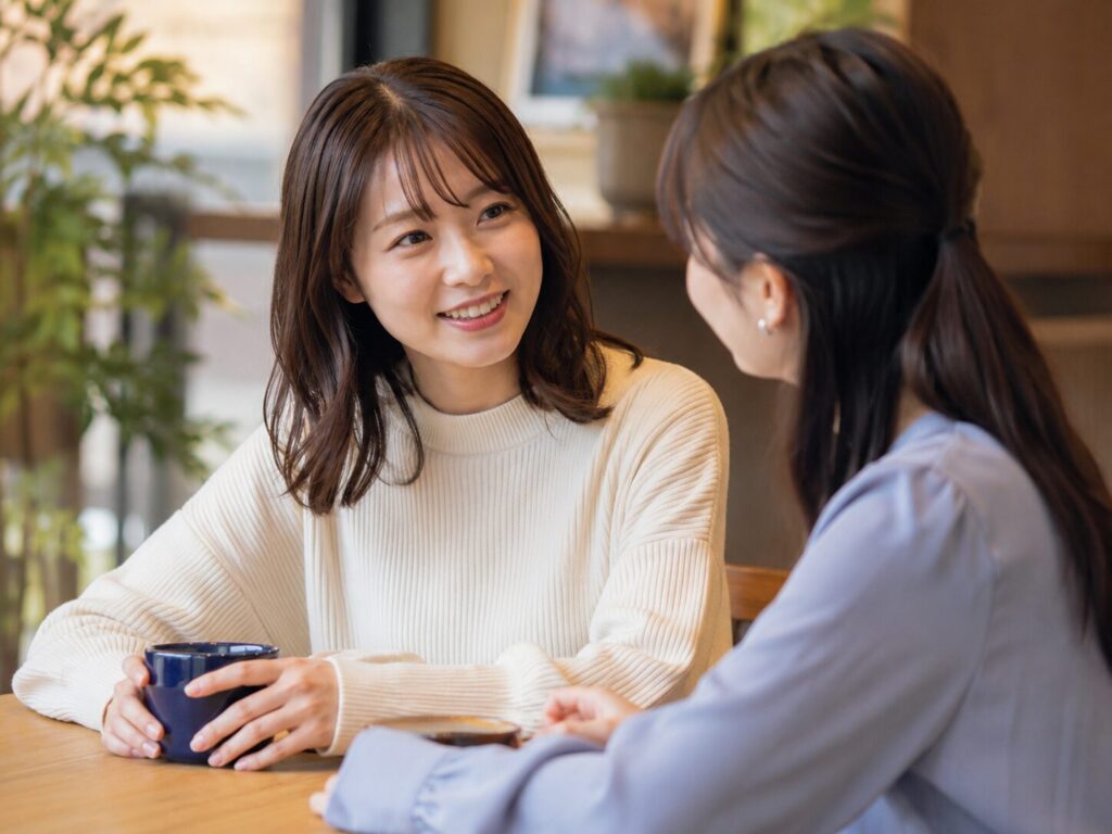 友人と楽しく会話する女性
